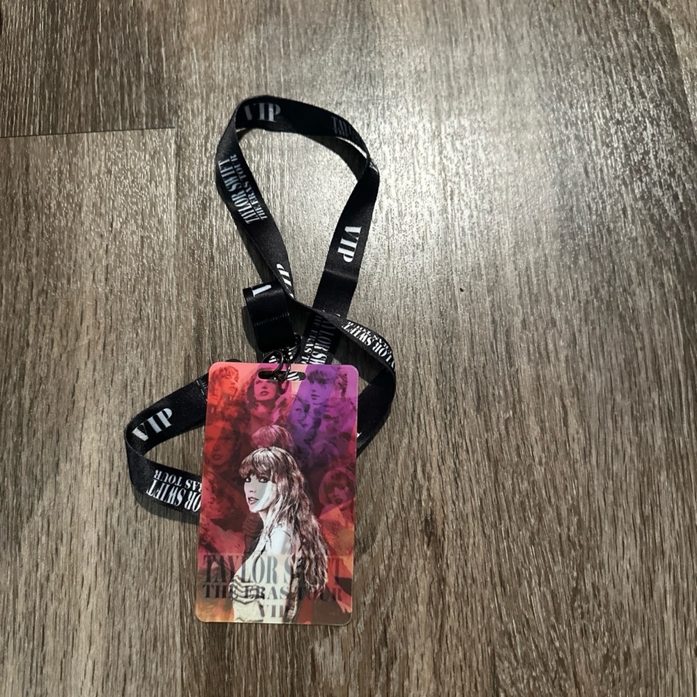 Taylor Swift VIP Pass Bundle - Picture 2 of 9
